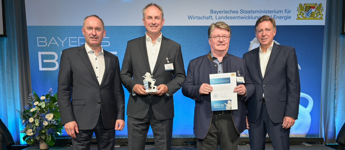 Hans Schneider (3.v.l.), Institutsleiter und Gründer des ifb, nahm gemeinsam mit ifb-Geschäftsführer Dr. Klaus Daniel (2.v.l.) die Auszeichnung von Staatsminister Hubert Aiwanger (li.) entgegen.    | © StMWi/Studio SX Heuser 
