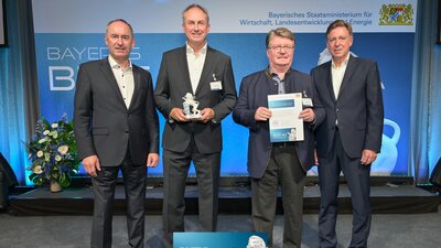 Hans Schneider (3.v.l.), Institutsleiter und Gründer des ifb, nahm gemeinsam mit ifb-Geschäftsführer Dr. Klaus Daniel (2.v.l.) die Auszeichnung von Staatsminister Hubert Aiwanger (li.) entgegen.    | © StMWi/Studio SX Heuser 