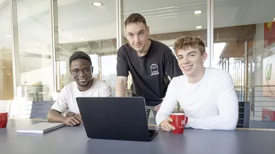 Drei junge Studenten zeigen, warum die Region ein idealer Ort ist, um Studium, Arbeit und Leben zu verbinden. | © ifb
