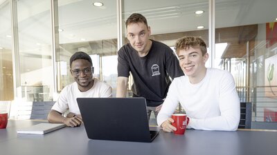 Drei junge Studenten zeigen, warum die Region ein idealer Ort ist, um Studium, Arbeit und Leben zu verbinden. | © ifb