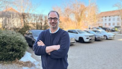 Wahlvorstand Christopher Hahn berichtet über Motivation, Herausforderungen und Organisation der Betriebsratswahl | © ifb