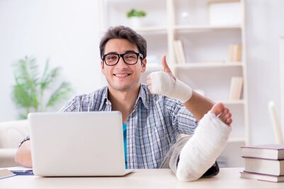 Der Sprung aus dem Fenster und andere Unfälle im Home-Office | © AdobeStock | Elnur