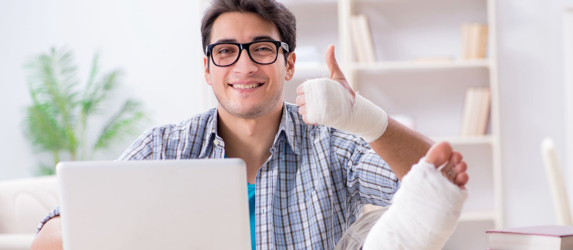 Arbeitsunfall im Homeoffice | © AdobeStock | Elnur