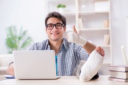 Der Sprung aus dem Fenster und andere Unfälle im Home-Office | © AdobeStock | Elnur