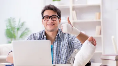 Arbeitsunfall im Homeoffice | © AdobeStock | Elnur