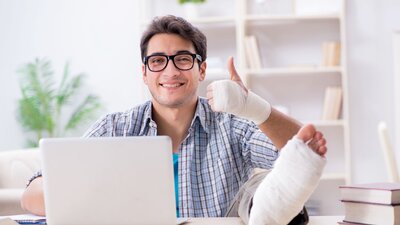 Arbeitsunfall im Homeoffice | © AdobeStock | Elnur