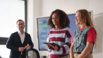Welche Rolle Künstliche Intelligenz in der Ausbildung spielt und warum menschliche Ausbilder unverzichtbar sind  | © stock.adobe.com | Halfpoint