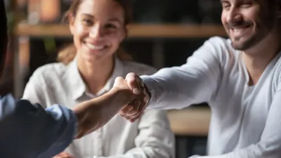 Von neuen und alten Betriebsräten, der Motivation Betriebsrat zu werden, der Lagerbildung und wie man diese beseitigen kann  | © stock.adobe.com | fizkes