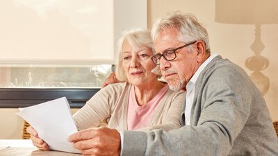Was die aktuellen Rentenpläne der Bundesregierung für Beschäftigte bedeuten  | © stock.adobe.com | Robert Kneschke