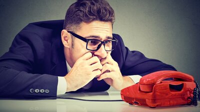 Telefonphobie: Warum immer mehr junge Menschen ungern telefonieren | © stock.adobe.com | Feodora
