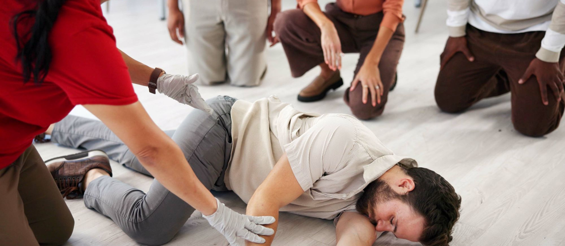 Erste Hilfe Kurs im Betrieb | © stockadobe.com | CineLens24/peopleimages.com