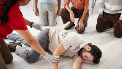 Erste Hilfe Kurs im Betrieb | © stockadobe.com | CineLens24/peopleimages.com