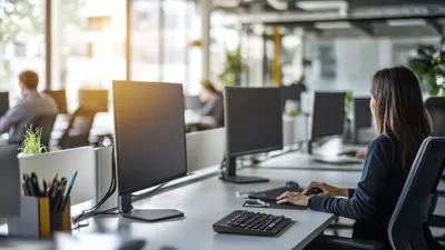 Desksharing im Unternehmen | © stock.adobe.com | sambath | ki-generiert