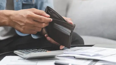 Die Deutschen blicken mit zunehmender Skepsis auf ihre finanzielle Zukunft. | © stock.adobe.com | KMPZZZ