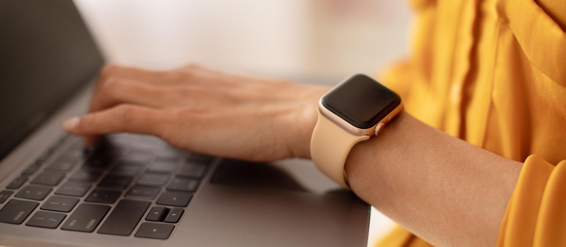 Smartwatch Wirtschaftsausschuss | © stock.adobe.com | Prostock-studio
