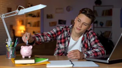 Reicht die Ausbildungsvergütung noch? | © stock.adobe.com | motortion
