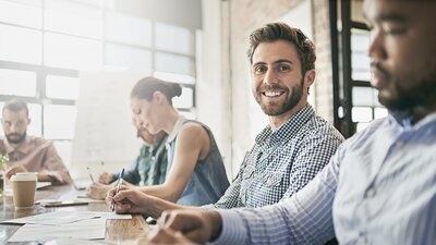 Betriebsratssitzungen in Präsenz | © iStock.com | PeopleImages
