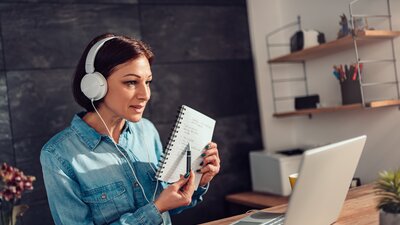 erfolgreiche Videokonferenz als Betriebsrat | © kerkezz - Adobe Stock