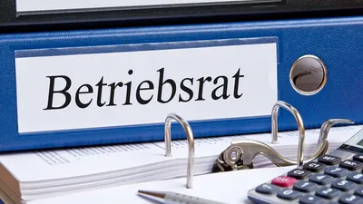 Mitwirkung und Mitbestimmung: Die Zusammenarbeit von Arbeitgeber und Betriebsrat | © DOC RABE Media - Fotolia.com