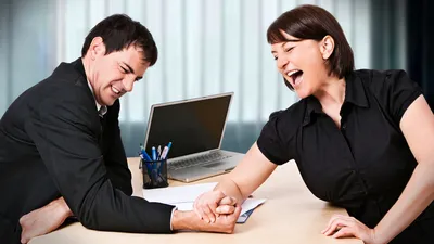 Armdrücken – aber fair! | © Patrizia Tilly - Fotolia.com