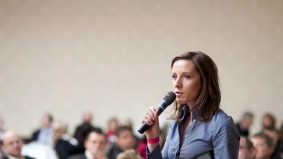 Professionelle Rede für die Betriebsversammlung vorbereiten in 6 Schritten | © pojoslaw - Fotolia.com