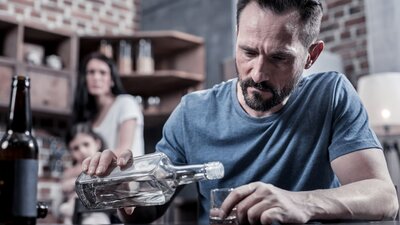 Suchterkrankung am Arbeitsplatz | © AdobeStock | zinkevych