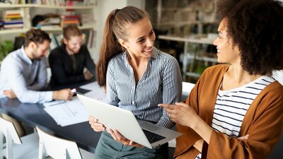 Gute Zusammenarbeit Interessenvertreter | © AdobeStock_407384172-NDABCREATIVITY.jpg