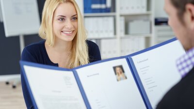 Start ins Arbeitsverhältnis | © Adobe | Contrastwerkstatt