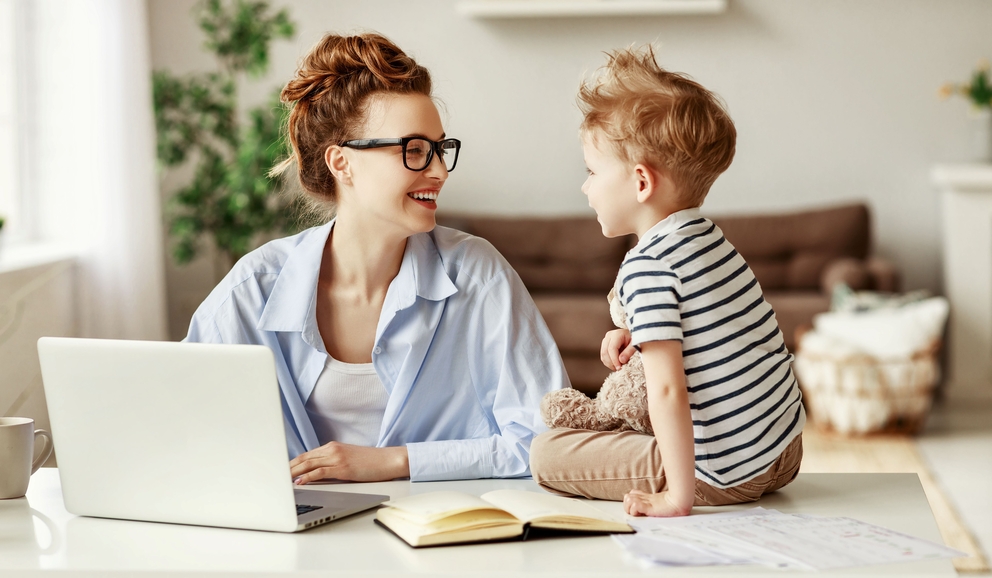 Familie und Beruf - die gesetzlichen Rahmenbedingungen | © AdobeStock | JenkoAtaman