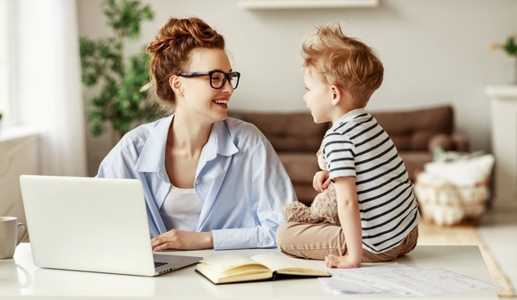 Familie und Beruf - die gesetzlichen Rahmenbedingungen | © AdobeStock | JenkoAtaman