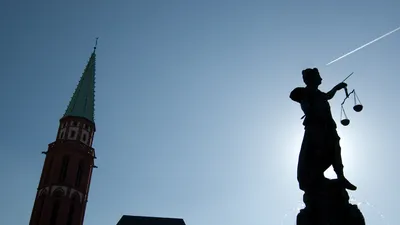 Blick in die Kirchengesetze | © Adobe Stock | Jeanette Geppert