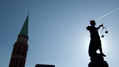 Blick in die Kirchengesetze | © Adobe Stock | Jeanette Geppert