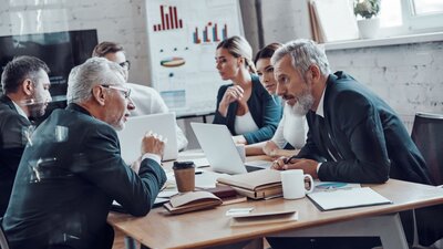 Wirtschaftsausschuss bilden | © AdobeStock | gstockstudio