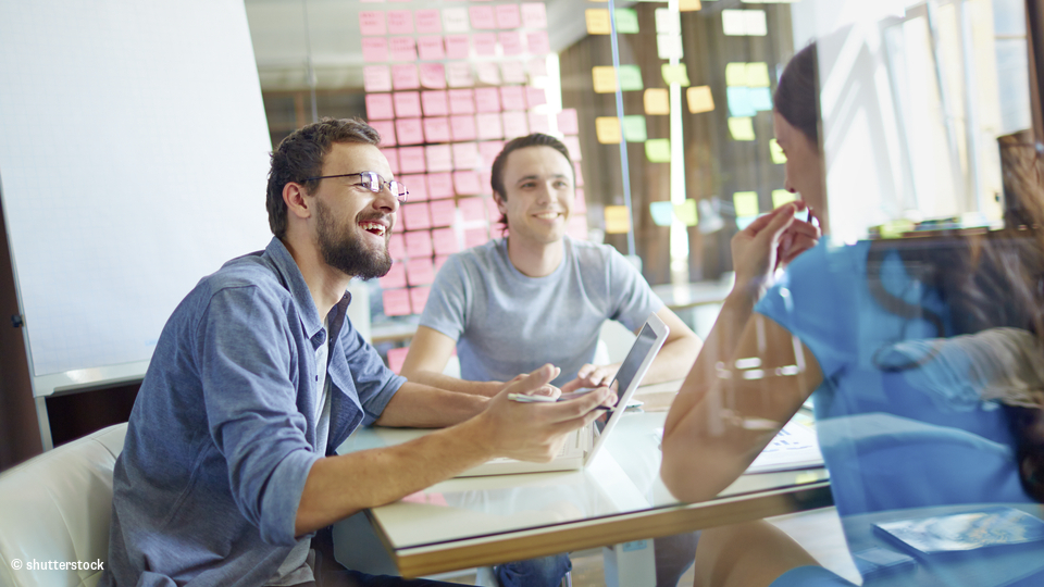 SP JAV 2022 Meeting Gruppe Maenner Frau lächeln jung Arbeit Team Post-its Zetteln Buero 