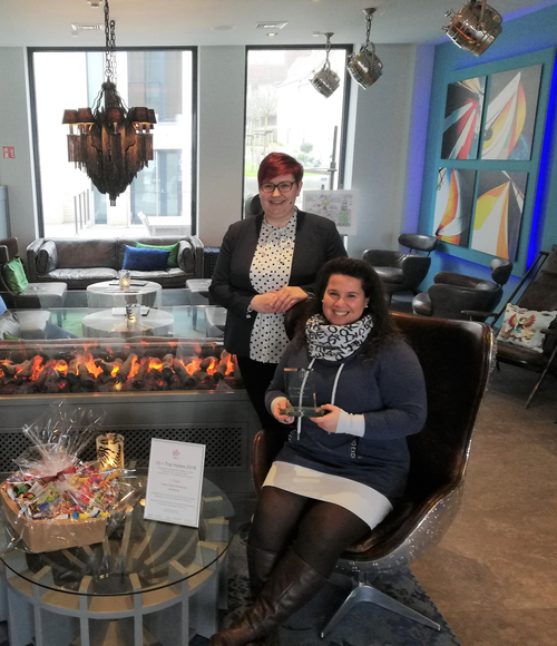 Andrea Thesenvitz von der ifb-Hotelabteilung (stehend) mit der stellvertretenden Hoteldirektorin Nany Klindtworth | © ifb