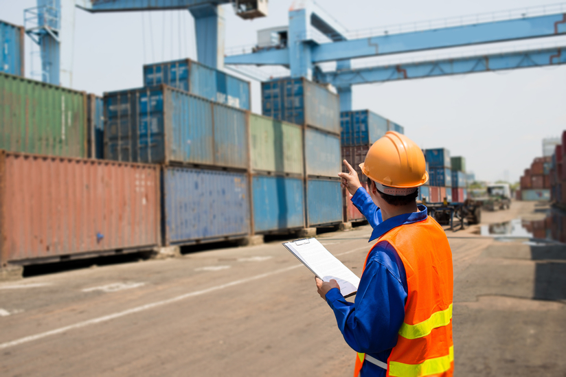 Hafenarbeiter vor Containern | © Fotolia.com | DragonImages
