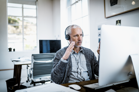 © istock.com | Portra Mann mit Headset vor PC | © istock.com | Portra