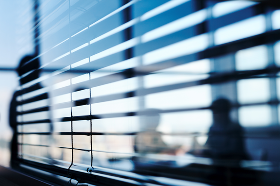 © istock.com | mediaphotos Symbilbild Blick durch Lammellen | © istock.com | mediaphotos