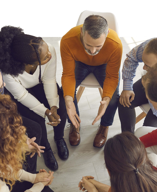 Kollegen helfen im Betriebsrat  | © AdobeStock | StudioRomantic